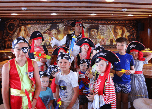 Dzieci na żaglówce piratów w Egipcie